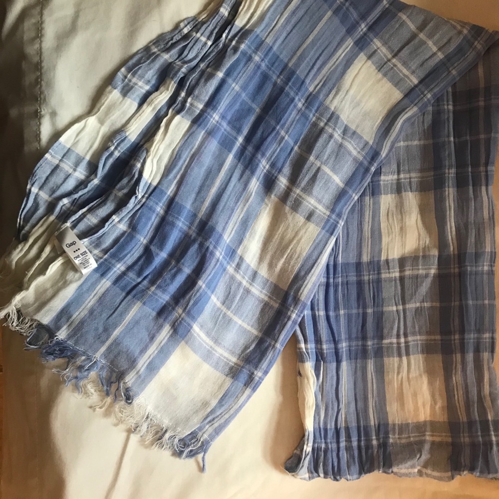 Ladies Gap lightweight fringe scarf